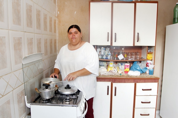 NA LUTA - Lucimara dos Santos Davanço prepara a comida para seu marido. A dona de casa diz que não almoça. Ela come doces e guloseimas durante todo o dia, mas quer emagracer